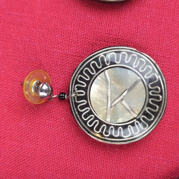 World Market Tribal or Ethnic Look, Large Shell Pendant Necklace/Earring Set - Picture 7 of 16